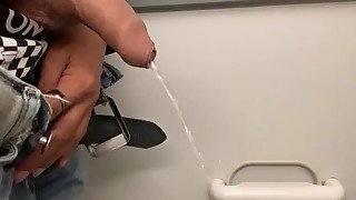 Quick handjob in the toilet during fly ✈️🚽 was so horny lol