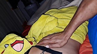 MADRASTRA EN PIJAMA DE PIKACHU ES FOLLADA POR SU HIJASTRO CUANDO SU JEFE ESTA EN EL TRABAJO