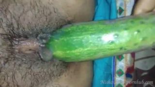 SL MILF nishawari playing her pussy with Gherkin:නිශාවරී ගර්කින් එකක් බස්සගන්නවා