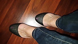 Amateur Lady Puts Her Sexy Feet And Toes In Jizzy Shoes