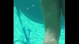 Boquete debaixo d'&aacute_gua / blowjob underwater. www.xpornovideos.net