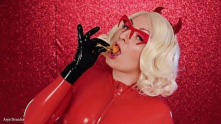 Food fetish: eating video latex girl