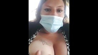 Chica se toca y muestra sus tetas en taxi