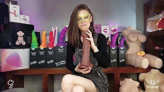 Sarah Sue Unboxing - 8 Fantasy Dildo from Wildolo