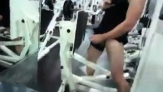 masturbandose en el gym