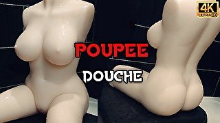 Une belle poupée au corps parfait prend sa douche après avoir baisé toute la nuit.