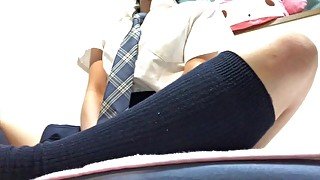 生◯前でムラムラして急におなにーしたくなっておもちゃをまんこにあててヒクヒクする女子◯生。