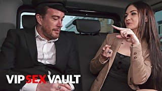 VIP SEX VAULT - Petite Gal Lullu Gun Convinces Cabbie To Fuck Her Pussy