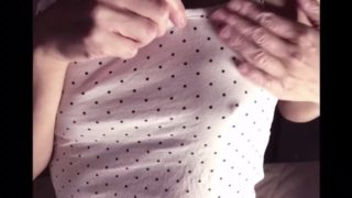 【じらしチクニー】ノーブラでリラックスしてたらムラムラしてちくびが勃ちました Japanese nipple masturbation touch on the clothe