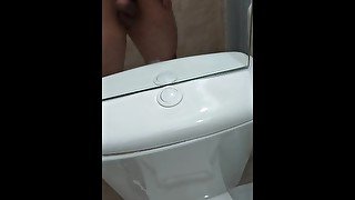 Me corro en el baño de mi vecina