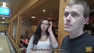 Il Gioco Del Bowling E Noioso Il Sesso Con Una Ragazza Carina Puo Rallegrare