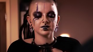 Hot goth girl Luna Lavey spreads her legs for a great shag