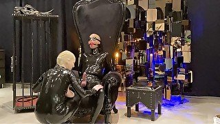 Latex Queen Melexa gives blow job to his slave