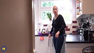 You Step mom - Yes Mature Step mom Wants You To Watch Her Private Life