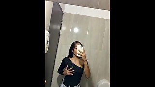 Mi novia me manda video en el baño de una discoteca