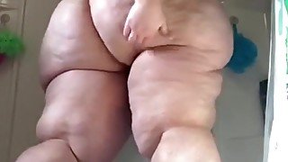 Bbwbootyful Shaking my big booty in bathroom