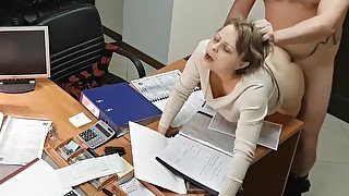 il baise sa femme sur le bureau durant leur pause