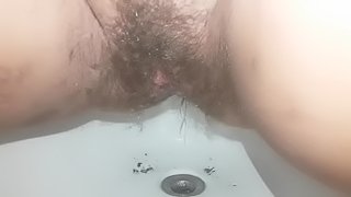 Sarettahot pissing nel bidet