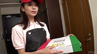 Asian delivery courier Akubi Yumemi gives blowjob to her client