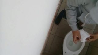 HETERO PILLADO MASTURBANDOCE EN BAÑO PUBLICO !! LA VENIDA !!!