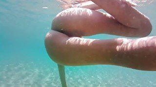 Spy exhibitionist girlfriend masturbating underwater! Nudista spiata si tocca in acqua