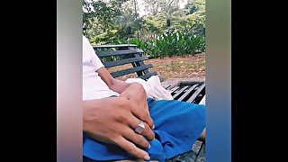 Jugando con la polla de un chico super hot🔥🍆en el parque.