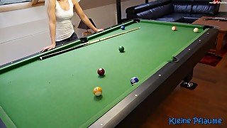 Kleine-lisa - Beim Billard Spiel