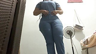 ENFERMERA SEXY LLEGA DE TRABAJAR A SU CASA Y SE CAMBIA DE ROPA