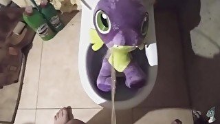 Spike dragon Peeing#1