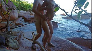 riskanter Sex am öffentlichen Strand auf Paradiesinsel endet mit Cumshot