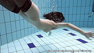 UnderwaterShow Video: Vera in the pool