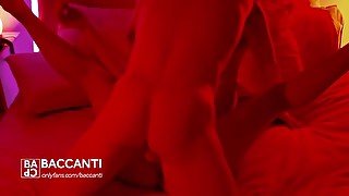 vera scopata passionale in camera da letto tra le luci rosse. marito filma