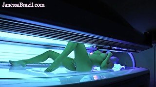 Playing with my Pussy in the tanning bed