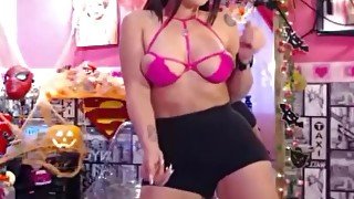 Kloe moviendo su hermoso cuerpo