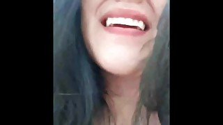 Colegial colombiana de 18 años hace video de su momentos mas íntimos en las redes sociales.