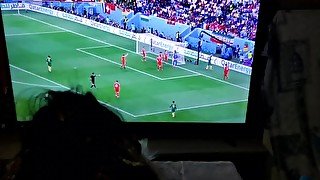 Scopo a pecorina la mia amica mentre guardiamo Portogallo vs Uruguay in TV. Qatar 2022. Dialoghi Ita