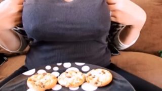 Tit milk and cookies