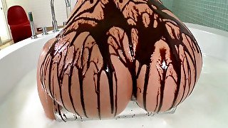 Incredibly curvy blondie pours milk and chocolate on her big booty