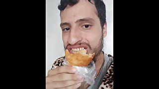 Cara comendo muito