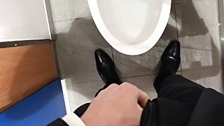 【日本人】出勤前に駅のトイレでおしっこを撮影する変態　いっぱい出た【#78】