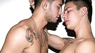 Shredded hotties Ricky Roman & Angel Cruz fuck sillly