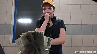 chica coge por dinero en un autolavado