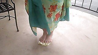 2 BBW are crushing one with bare feet other