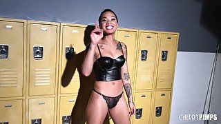 Backstage interview with tattooed ebony babe Honey Gold