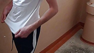 Masturbation in the entrance of a guy