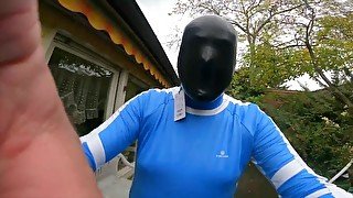 unterwegs mit geschlossener Latexmaske