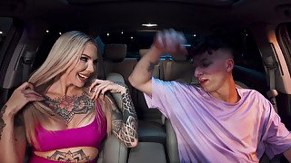 Two stunning, inked babes take it in the back of the car