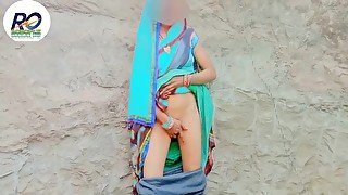 Desi bhabhi ne saree show karke dikhaya palambar valo ko aur unse chudai bhi karaya ghar me jake