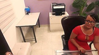 Secretaria cachonda seduce y se coje a su jefe