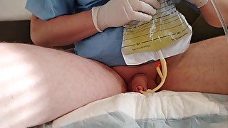 Filling the bladder with one's own urine through a catheter